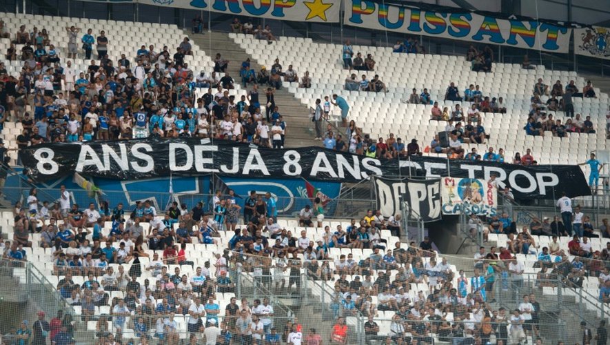 Tribune clairsemée et banderole de contestation au Vélodrome, le 26 août 2016 à Marseille