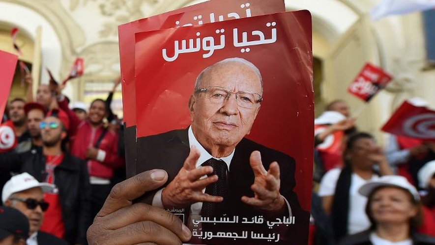 Des partisans de l'ex-Premier ministre tunisien Béji Caïd Essebsi, candidat à la présidentielle, rassemblés sur l'avenue Bourguiba à Tunis, le 21 novembre 2014