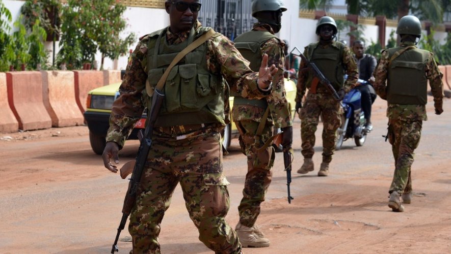 Des militaires devant l'hôtel Radisson le 22 novembre 2015 à Bamako