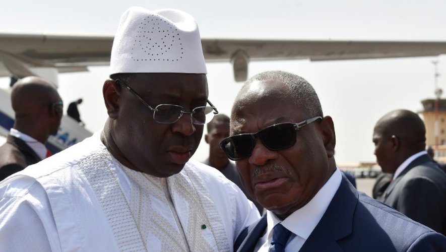Le président sénégalais  Macky Sall accueilli par son homologue malien Ibrahim Boubacar Keita à son arrivée le 22 novembre 2015 à Bamako