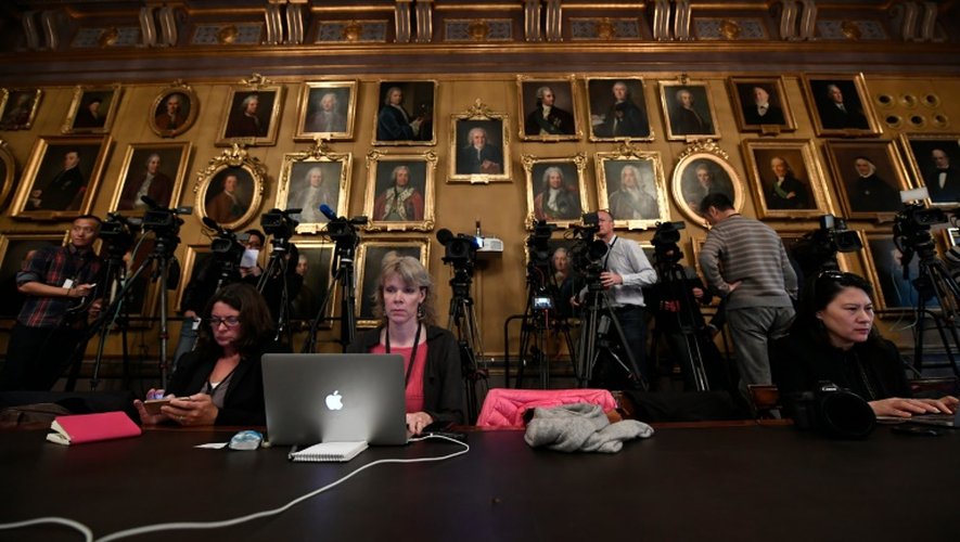Des journalistes attendent le début de la conférence de presse annonçant les lauréats du prix Nobel de physique 2016, à l'Académie royale des sciences de Suède, le 4 octobre 2016