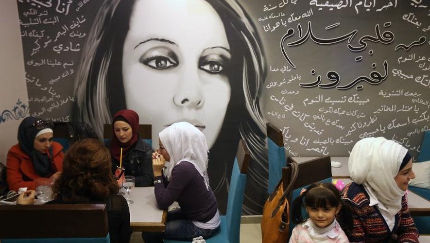 Des Syriennes dînent au restaurant Fairuz, en secteur gouvernemental, le 15 novembre 2014 à Alep
