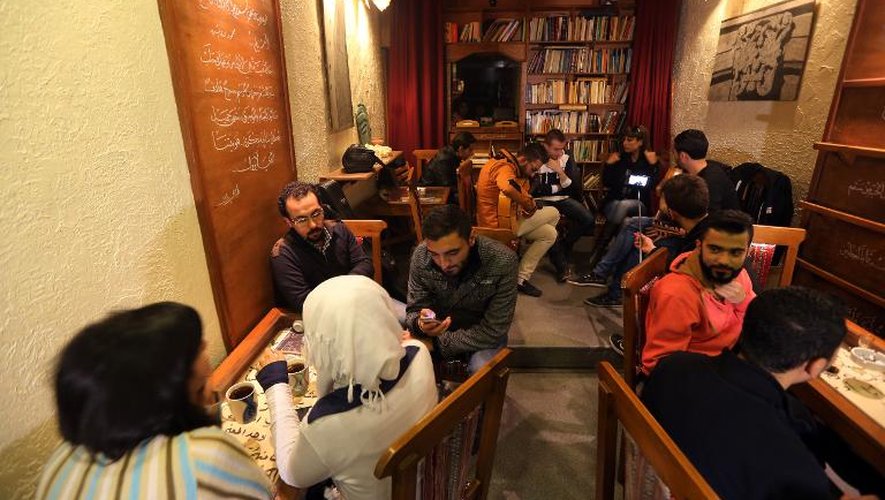 Des musiciens jouent dans un café-restaurant, en secteur gouvernemental, le 17 novembre 2014 à Alep