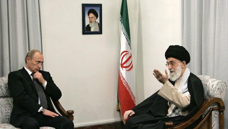 Le président russe Vladimir Poutine (g) et le guide suprême Ali Khamenei, la plus haute autorité politique et religieuse d'Iran, également chef suprême des armées, lors de leur précédente rencontre, le 17 octobre 2007 à Téhéran