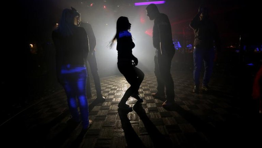 Des Syriens dansent dans une discothèque dans le secteur gouvernemental, le 15 novembre 2014 à Alep