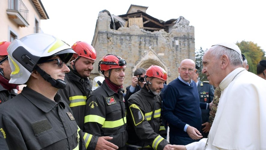 Le pape François rencontre des pompiers à Amatrice, le 4 octobre 2016