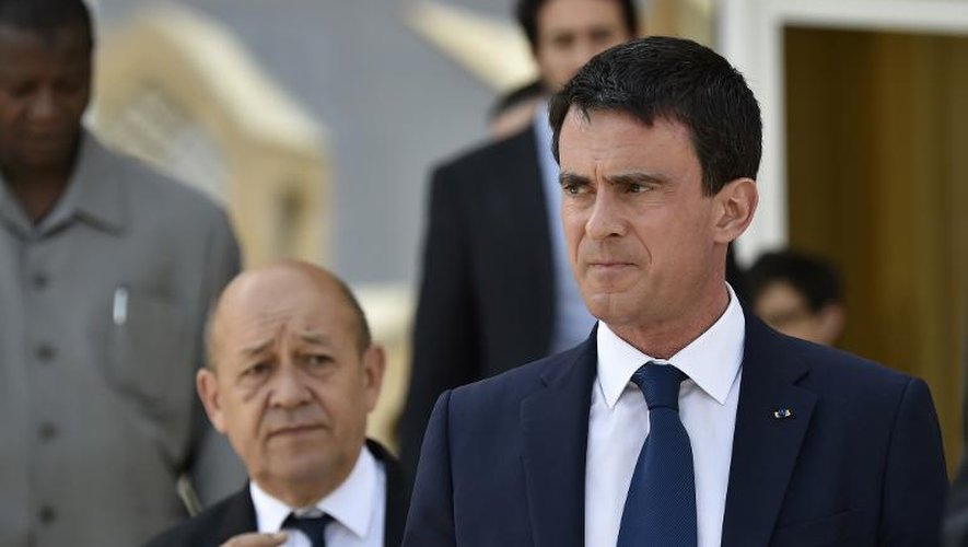 Le Premier ministre Manuel Valls et le ministre de la Défense Jean-Yves Le Drian, le 22 novembre 2014 à N'Djamena, au Tchad