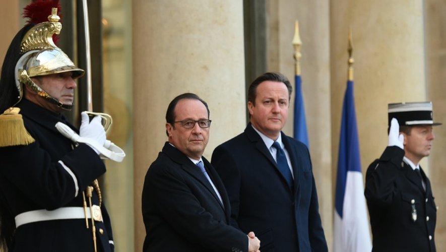 François Hollande et David Cameron sur le perron de l'Elysée le 23 novembre 2015 à Paris