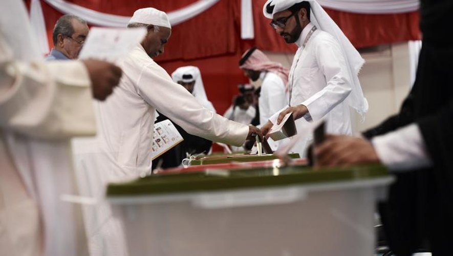 Des Bahreinis votent aux législatives, le 22 novembre 2014 à Rifaa, au sud de Manama