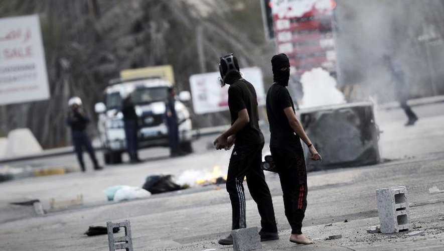 Heurts entre manifestants et policiers à Sanabis, à l'ouest de Manama, le 22 novembre 2014 à Bahreïn