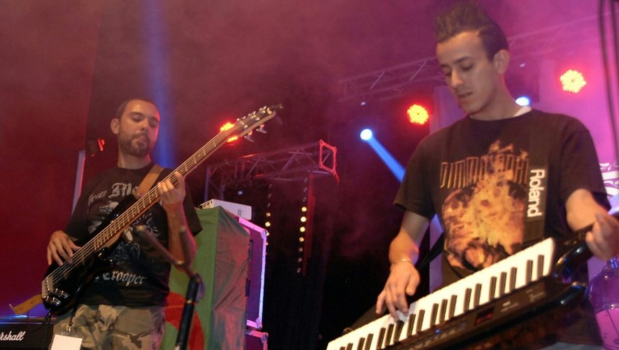 Deux membres du groupe algérien Traxxx se produisent lors du festival "Fest 213", le 7 novembre 2015 à Constantine en Algérie
