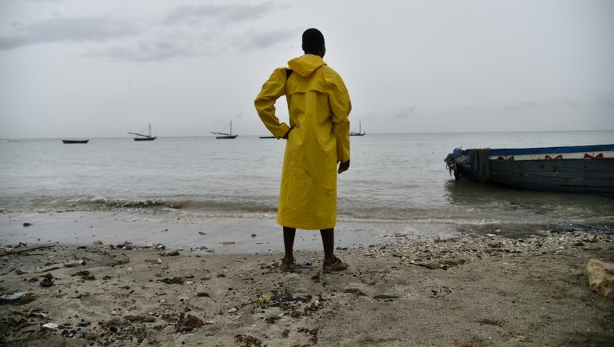 Un pêcheur haïtien regarde la mer sur une plage de Leogane, au sud-ouest de Port-au-Prince avant l'arrivée de l'ouragan Matthew