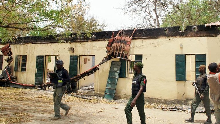 Des policiers nigerians dans la ville de Chibok, au nord du pays, le 21 avril 2014