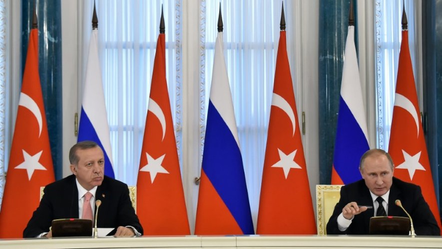 Le président russe Vladimir Poutine (D) et son homologue turc Recep Tayyip Erdogan, au Palais Constantin, près de Saint-Pétersbourg, le 6 août 2016