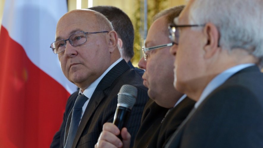 Michel Sapin (gauche), le ministre des Finances, et Bruno Dalles (centre), le patron de la cellule en charge de la lutte contre le blanchiment et le financement du terrorisme (Tracfin) le 23 novembre 2015 à Bercy