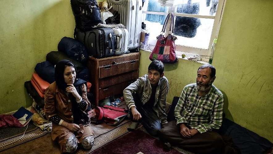 Une famille afghane dans une pièce qu'elle occupe dans le complexe Ta Prosfygika, le 2 novembre 2014 à Athènes
