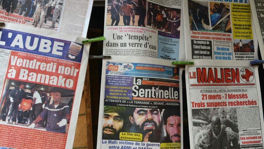 Les unes de journaux, le 23 novembre 2013 à Bamako après l'attaque sanglante contre un hôtel de la capitale malienne