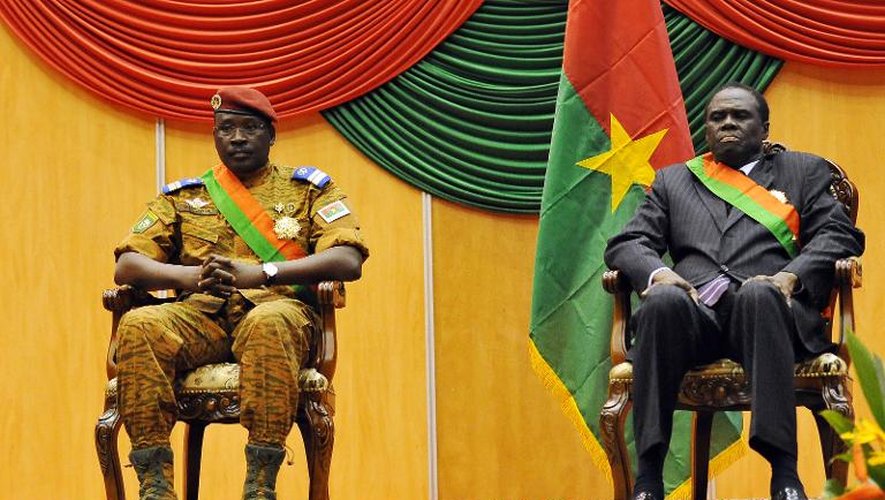 Le président par intérim du Burkina, Michel Kafando (d) et le Premier ministre Isaac Zida, lors de la cérémonie d'investiture, le 21 novembre 2014 à Ouagadougou
