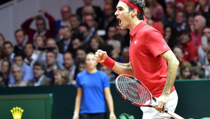 Roger Federer après avoir battu Richard Gasquet en trois sets 6-4, 6-2, 6-2 et offert la Coupe Davis à la Suisse le 23 novembre à Villeneuve-d'Ascq