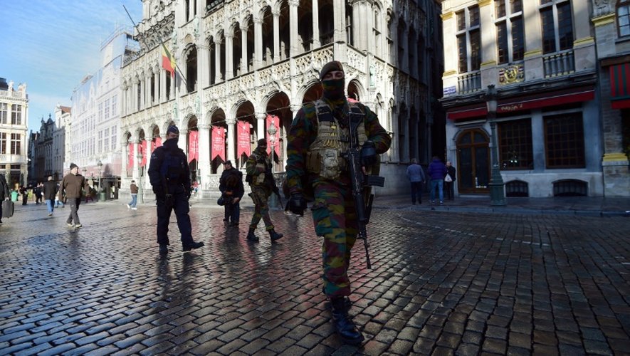 Des soldats et la police patrouillent le 23 novembre 2015 sur la Grand-Place de Bruxelles