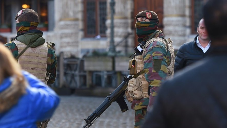 Des soldats patrouillent le 23 novembre 2015 dans les rues de Bruxelles