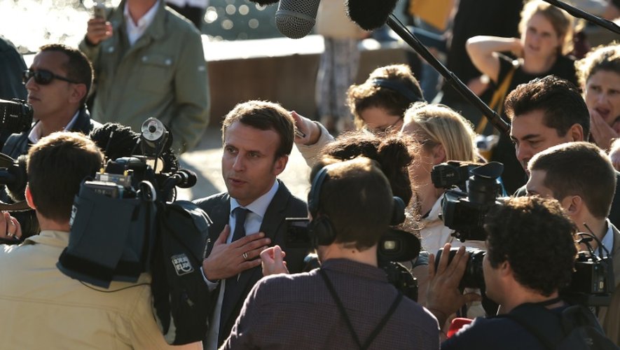 L'ex-ministre de l'Economie Emmanuel Macron (c), le 4 octobre 2016 à Strasbourg