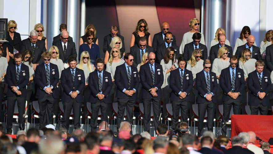 Les membres de l'équipe américaine rend hommage à Arnold Palmer lors de la cérémonie d'ouverture de la Ryder Cup, le 29 septembre 2016 à Chaska dans le Minnesota