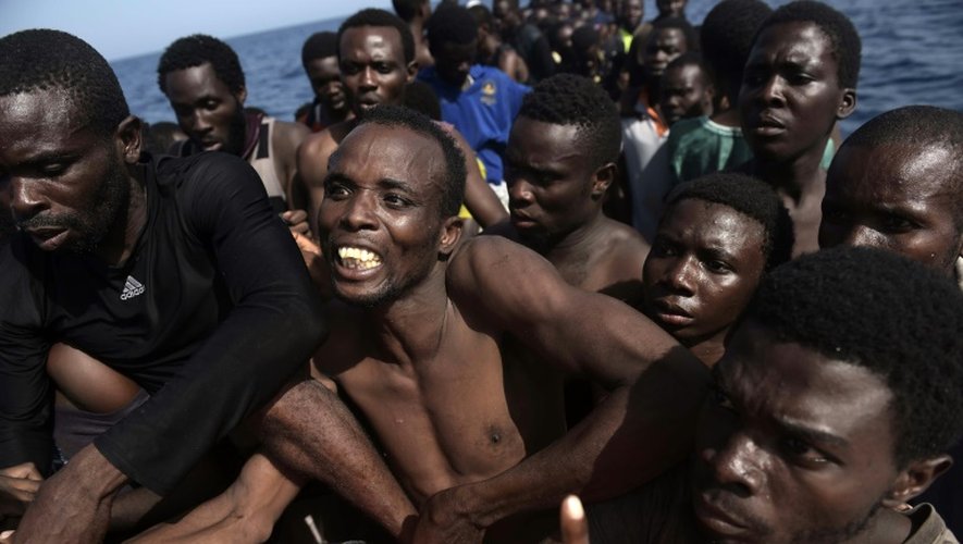 Des migrants attendent d'être secourus par les membres de l'Astral, un navire de l'ONG espagnole ProActiva Open Arms, au large de la Libye, en mer Méditerranée, le 4 octobre 2016.