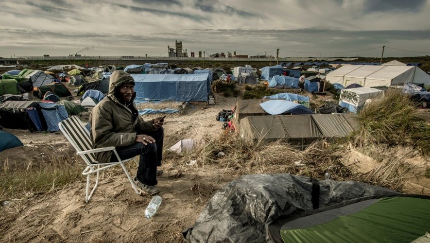 Un homme appelle sa famille restée au Soudan le 5 novembre 2015 dans "la Jungle" à Calais