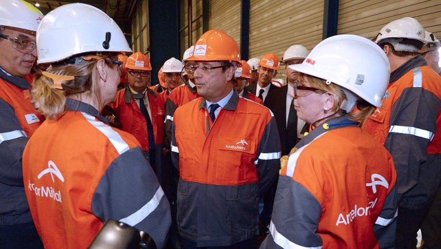 Le président François Hollande au milieu de salariés d'ArcelorMittal lors d'une visite à Florange le 26 septembre 2013