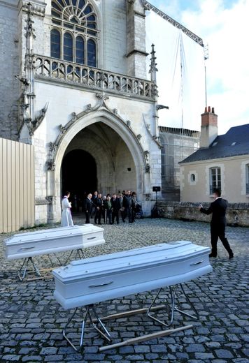 Des proches de deux victimes des attentats à Paris, Anna et Marion Petard-Lieffrig, rassemblés pour leur funérailles à la cathédrale Saint-Louis de Blois, le 23 novembre 2015