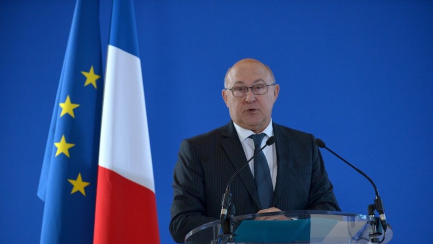 Le ministre français des Finances Michel Sapin lors de la conférence de presse sur la lutte contre le financement du terrorisme le 23 novembre 2015 à Bercy