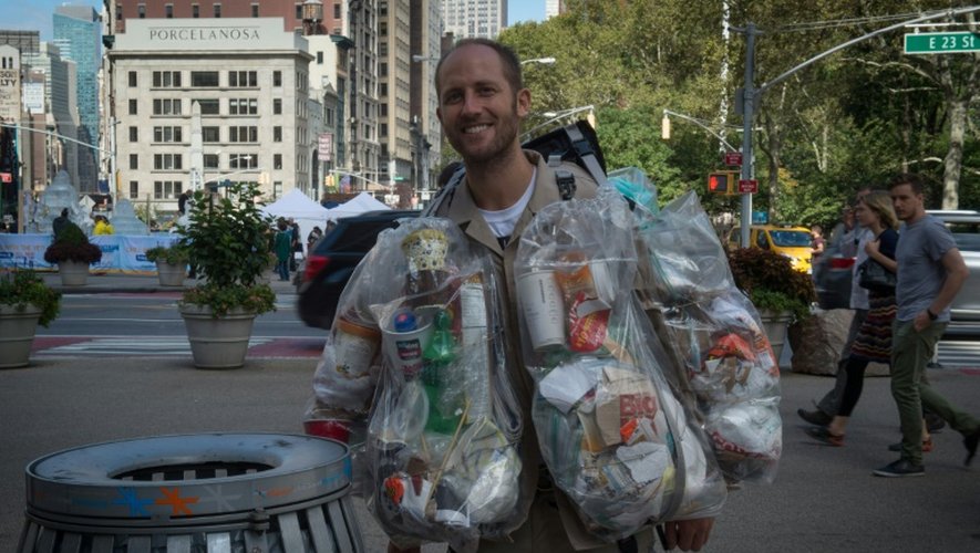 Le militant écologiste Rob Greenfield se promène avec des détritus qu'il à produit lui-même en un mois à New York, le 4 octobre 2016