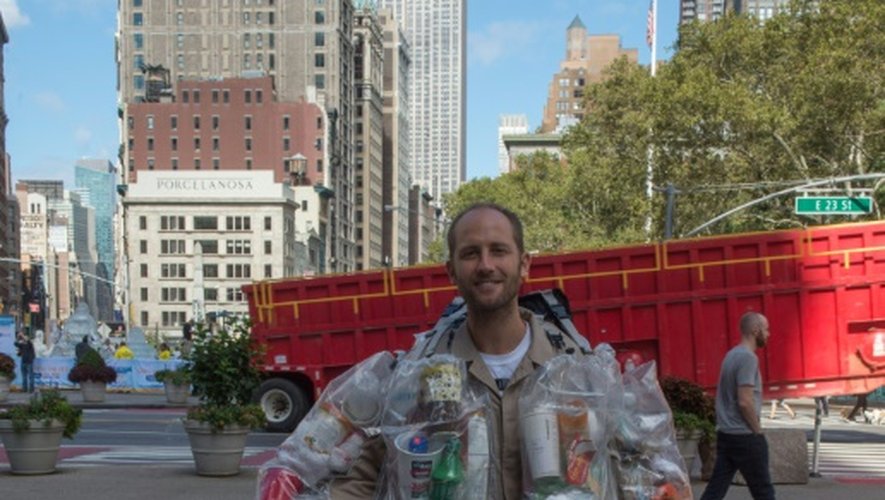 Le militant écologiste Rob Greenfield se promène avec des détritus qu'il à produit lui-même en un mois à New York, le 4 octobre 2016