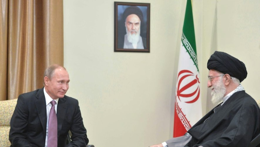 Le président russe Vladimir Poutine et le guide suprême d'Iran, l'ayatollah Khamenei à Téhéran, le 23 novembre 2015