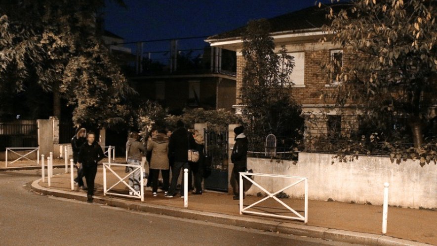 Des gens le 23 novembre 2015 devant une maison à Montrouge après la découverte de ce qui ressemble à une ceinture d'explosifs