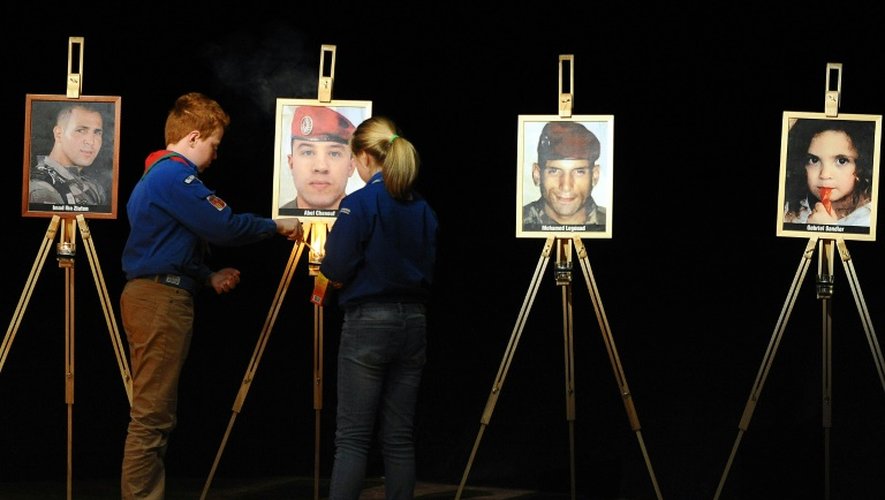 Les portraits de quatre victimes de Mohamed Merah sont disposés lors d'une cérémonie d'hommage, le 19 mars 2012 à Toulouse