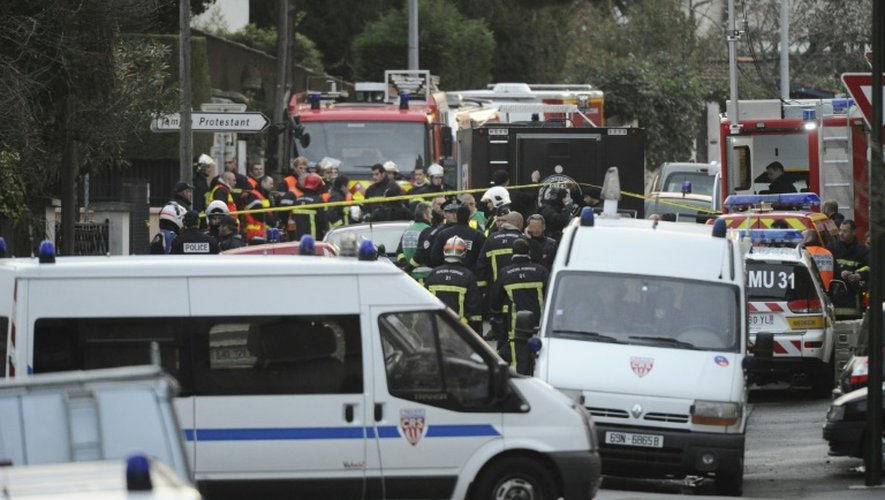 Des services de police et de secours près des lieux où Merah a trouvé la mort à Toulouse, le 22 mars 2012