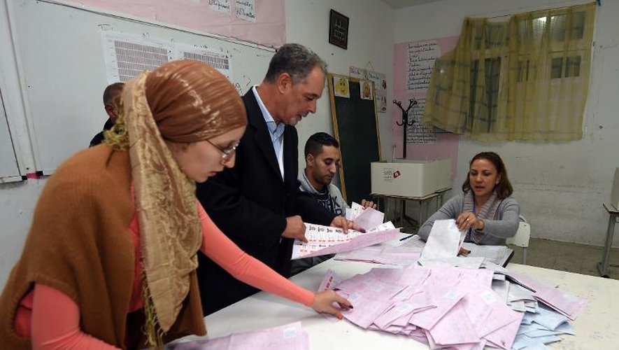 Dépouillement des bulletins de vote le 23 novembre 2014 à Tunis