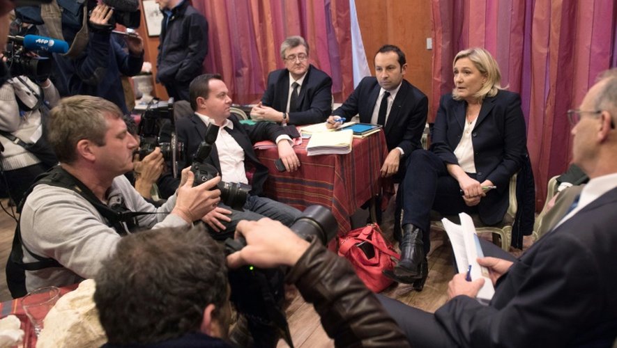 Marine Le Pen répond aux journalistes après un discours à Amiens le 23 novembre 2015