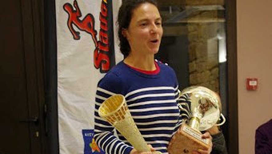 Sophie Mazenc a reçu de la part de son club de Rodez le trophée Henri-Méravilles.