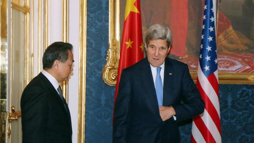 Le ministre chinois des Affaires étrangères Wang Yi et le Secrétaire d'Etat John Kerry le 24 novembre 2014 à Vienne