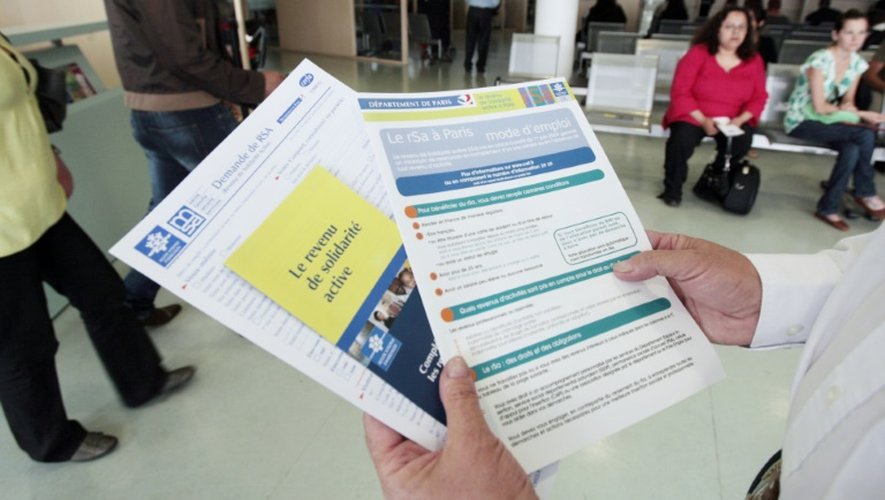 Des brochures informant sur le nouveau RSA (revenu de solidarité active) mises à la disposition des usagers dans un centre de la CAF (Caisse d'allocations familiales) le 4 juin 2009 à Paris