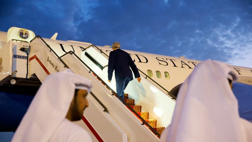 Le secrétaire d'Etat américain John Kerry (c) quitte Abou Dhabi pour se rendre en Israël, le 24 novembre 2015