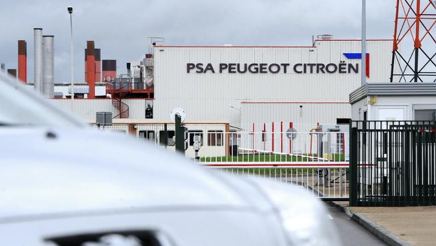 Une voiture devant l'usine PSA Peugeot Citroën à Rennes, en 2012