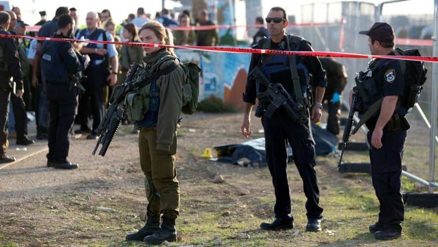 Des soldats israéliens près du corps d'un Palestinien qui a poignardé une Israélienne en Cisjordanie, le 22 novembre 2015