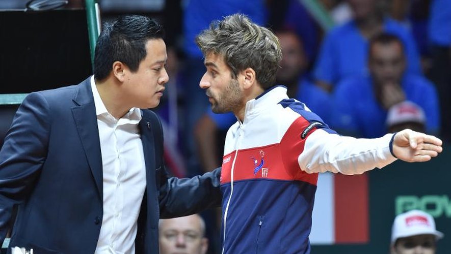 Arnaud Clément, le capitaine de l'équipe de France, discute avec l'arbitre pendant le match de finale de Coupe Davis contre la Suisse entre Richard Gasquet et Roger Federer, le 23 novembre 2014 à Villeneuve-d'Ascq