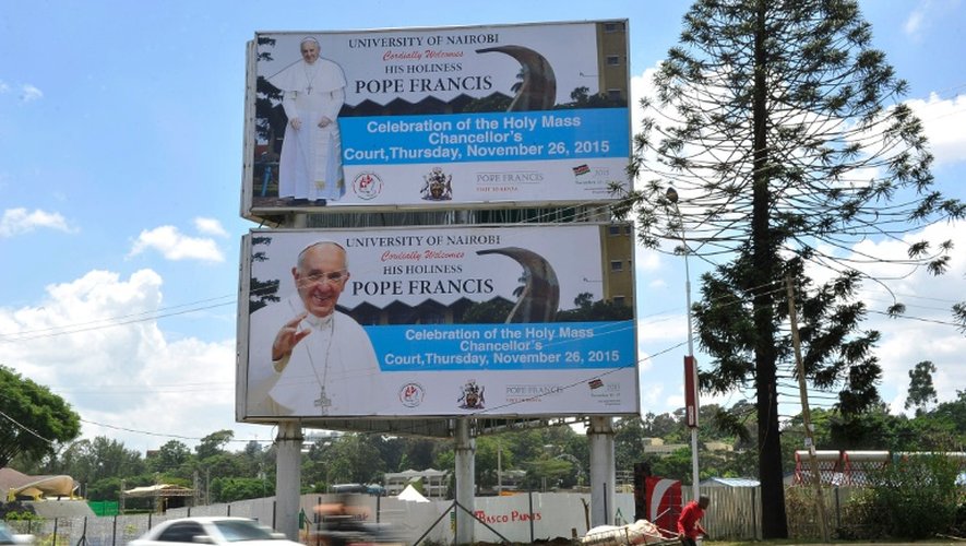 Un homme devant des affiches annonçant la visite du Pape François le 23 novembre 2015 à Nairobi