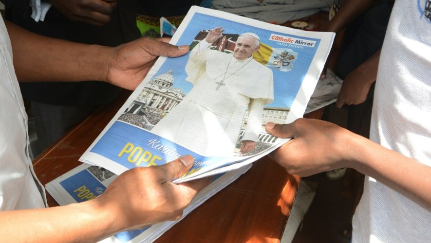 Un homme achète un exemplaire du "Catholic Mirror" annonçant la venue du pape François à Nairobi le 22 novembre 2015