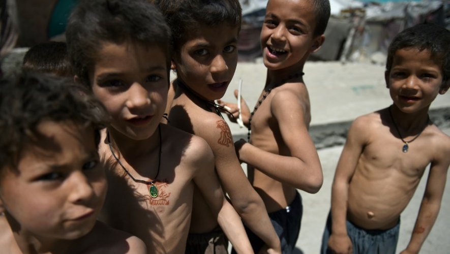 Des enfants afghans dans un camp de réfugiés, le 20 juin 2016, près de Kaboul